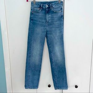 SIZE 4 HIGH WAISTED ANKLE LENGTH BLUE JEANS ( NOT RIPPED)